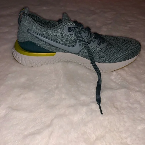Nike Epic React Flyknit 2 (GS) - Picture 7 of 11